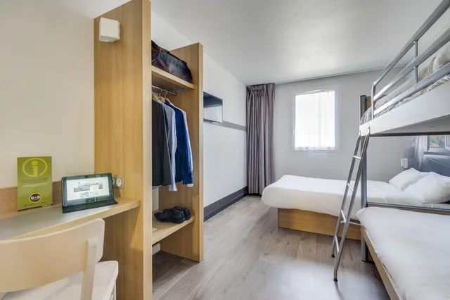 غرفة رباعية بسرير مزدوج وسريرين منفصلين، B&B Hotel Brignoles 2/5