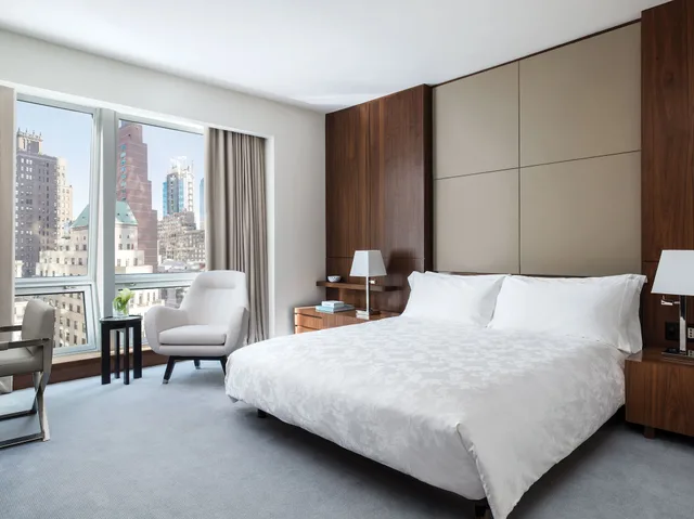 1 Bedroom, Suite, King Bed, Empire Building View, Club Lounge Access، The Langham New York Fifth Avenue 1/3