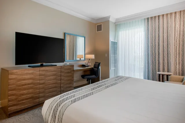غرفة ديلوكس تنفيذية بسرير كينج مع أريكة لذوي الإعاقة، Omni Orlando Resort At Championsgate 3/5