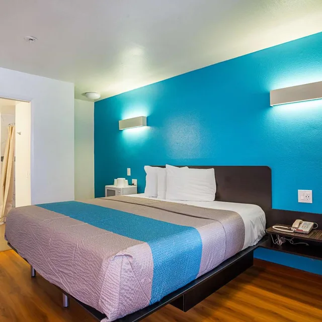 1 King Bed Mob Acc RI Shwr Nsmk Micfridg، Motel6 Ventura, CA - Downtown 6/10