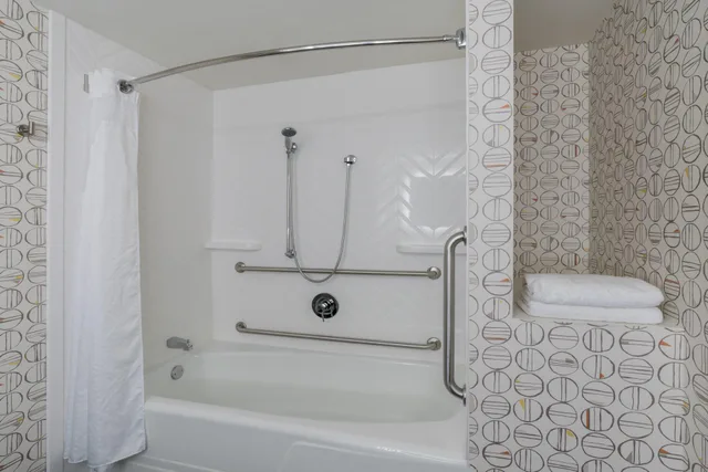 غرفة بسرير كوين لذوي الإعاقة، Holiday Inn Suites Pittsfield Berkshires 2/2