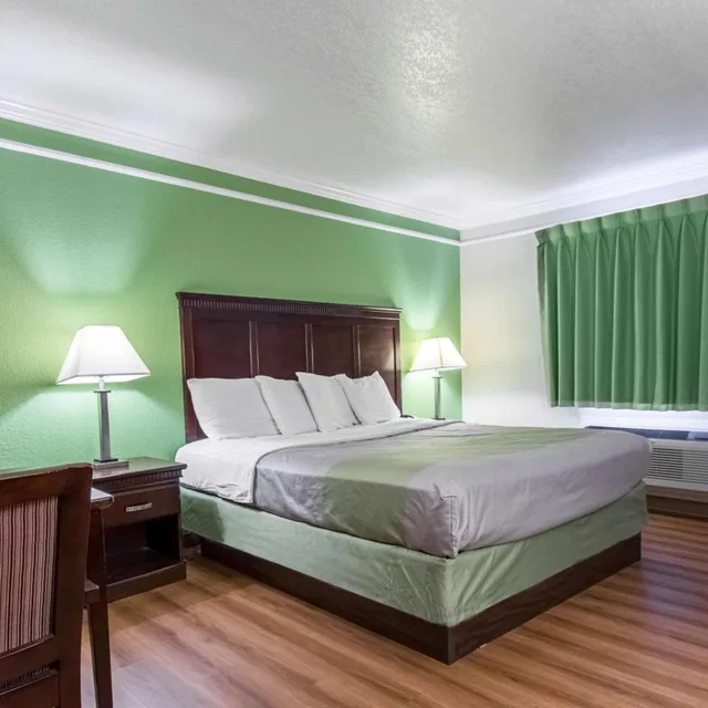 غرفة بسرير كينج لذوي الإعاقة، Motel6 Kingsburg, CA 1/10