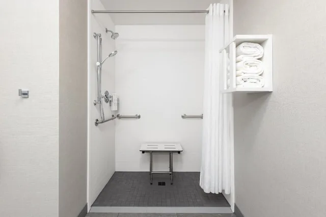استوديو بسرير كينج مع أريكة بحوض جاكوزي لذوي الإعاقة، Hampton Inn Suites Manteca 3/3