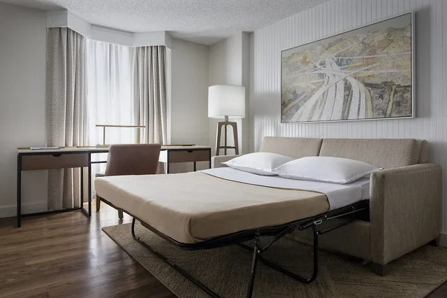 جناح بسرير كينج بشرفة مع أريكة، Sheraton Suites Market Center 3/4