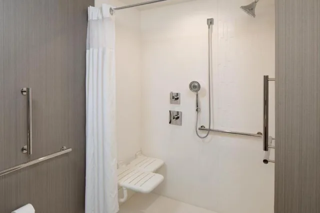 جناح بسرير كينج مع أريكة بحوض استحمام لذوي الإعاقة، Courtyard By Marriott Detroit Farmington 2/4
