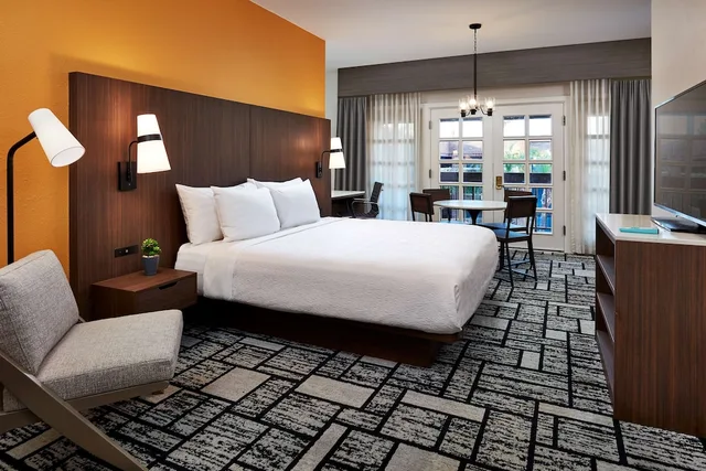 غرفة قياسية كبيرة بسرير كينج بحوض جاكوزي، Best Western Plus Meridian Inn & Suites, Anaheim-Orange 1/3