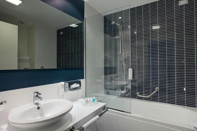 Premium, Bunk Bed, Queen Bed, Holiday Inn Milan Nord Zara 3/13