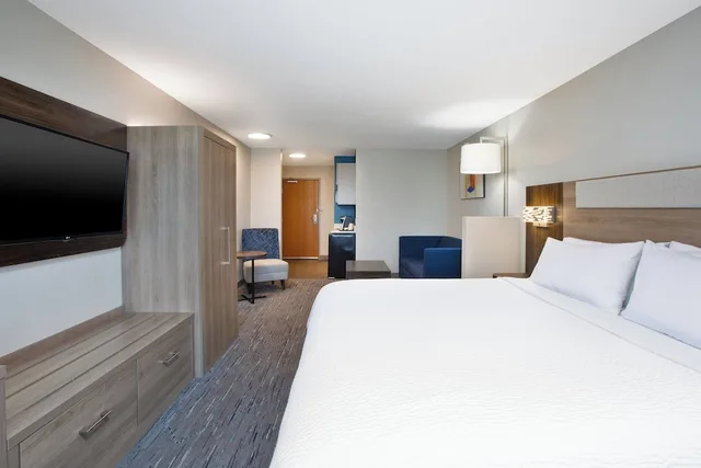 Suite, King Bed, Accessible, Holiday Inn Express Hotel And Suites Buffalo 2/7