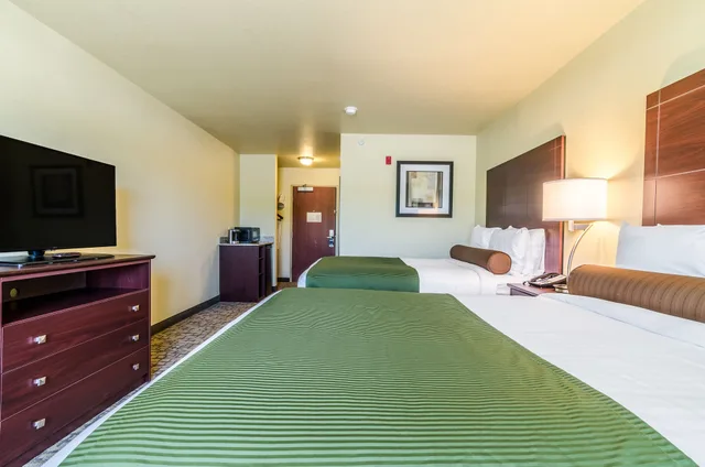 Room, 2 Queen Beds, Cobblestone Hotel & Suites - Paxton 4/9