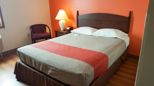 غرفة بسرير كوين لغير المدخنين، Motel6 Saukville, WI 6/10