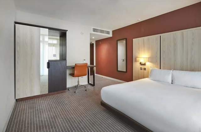 King Deluxe Room With Water View، Doubletree By Hilton London Excel 1/7
