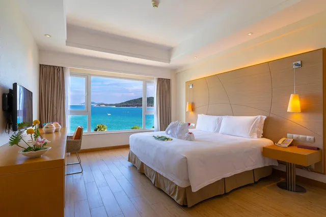Family, Suite, King Bed, Sea View, 2 Bathrooms, Ocean View Resort Yalong Bay 2/2