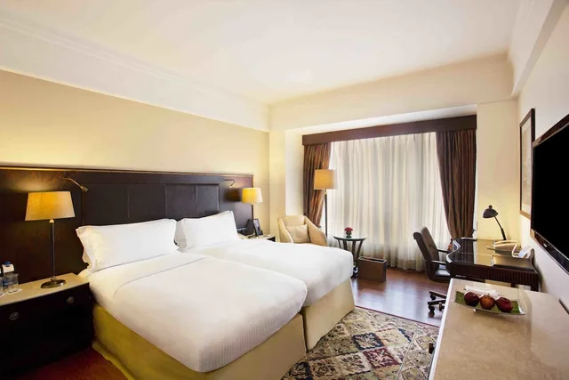غرفة كلاسيكية بسريرين منفصلين بإطلالة على المسبح مع دخول صالة النادي، Eros Hotel New Delhi, Nehru Place 2/4
