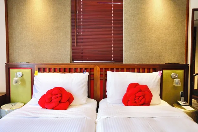 Deluxe, Twin Beds, Butterfly on Wellington 3/6