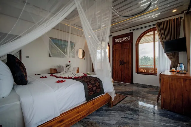 Grand, King Bed, Valley View, Hot Tub، Campuhan Sebatu Resort 3/8
