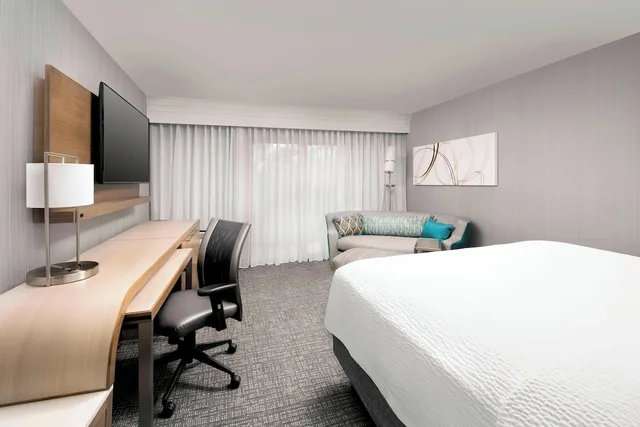 غرفة بسرير كينج بإطلالة على الفناء بشرفة مع أريكة، Courtyard Portland Hillsboro 2/4