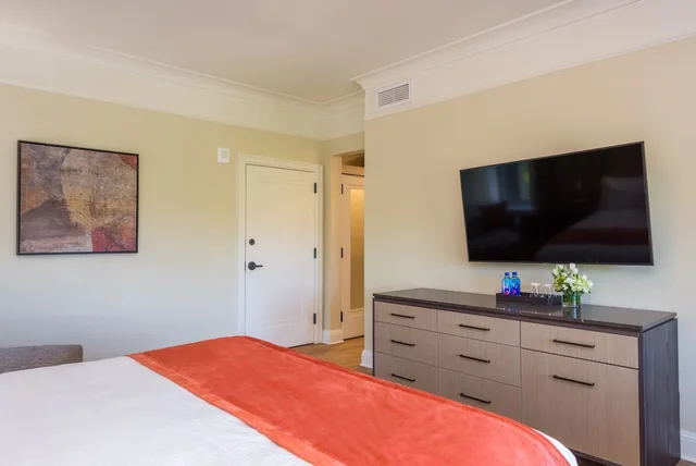 غرفة سوبيريور بسرير كينج بإطلالة على النهر، The Abbey Inn & Spa 1/5