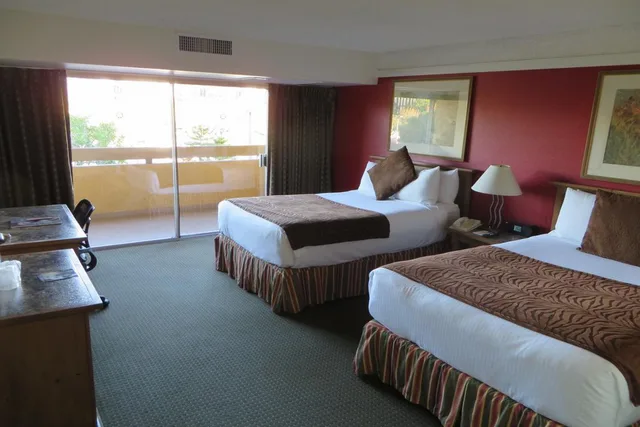 غرفة بسريرين مزدوجين، Atrium Hotel at Orange County Airport 1/3