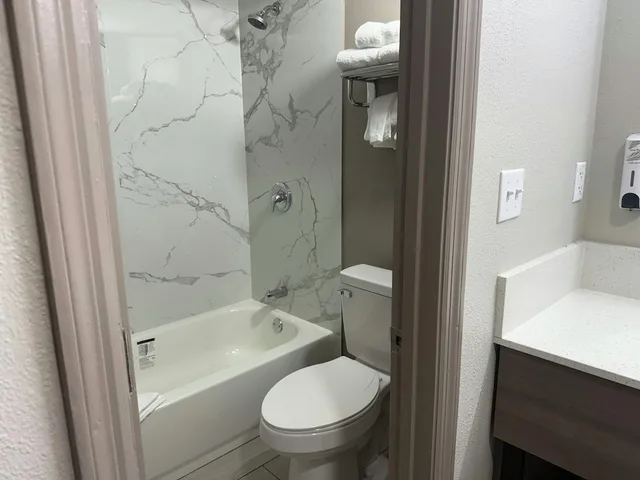 غرفة ديلوكس بسرير كوين بمطبخ صغير، Red Roof Inn Orangeburg 4/7