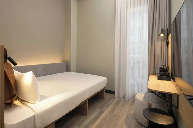 غرفة بسرير كوين، Moxy London Piccadilly Circus 3/7