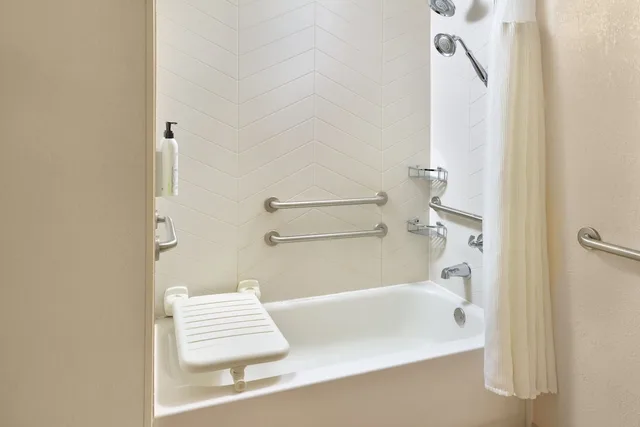 غرفة بسرير كينج لذوي الإعاقة، Fairfield Inn Suites By Marriott Atlanta Buckhead 3/6
