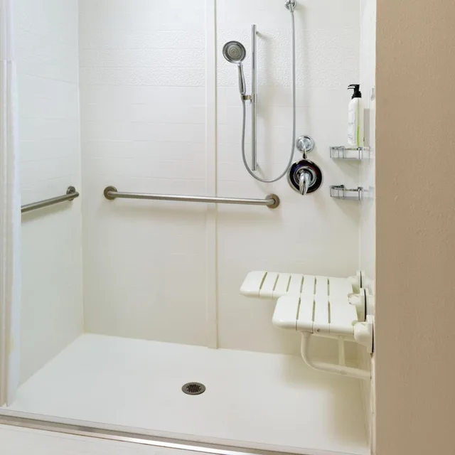 غرفة بسرير كينج بحوض استحمام لذوي الإعاقة، Fairfield Inn Suites By Marriott Atlanta Buckhead 5/6
