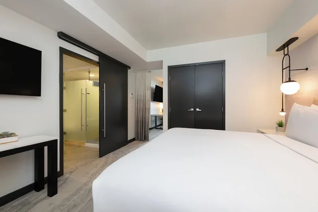 Junior Suite, King Bed, Water View، Hotel 1000 Seattle 1/8
