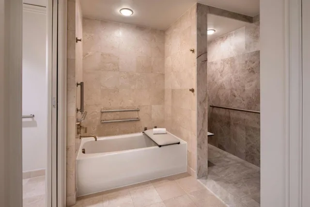 جناح بسرير كينج بغرفة نوم واحدة بإطلالة جزئية على البحر مع أريكة، The Ritz Carlton Key Biscayne 8/9