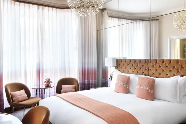 غرفة قياسية بسرير كينج، The Athenaeum Hotel & Residences 1/3