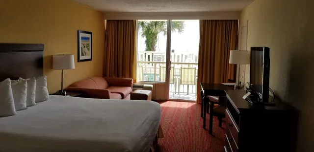 غرفة قياسية بسرير كينج بإطلالة مع أريكة لذوي الإعاقة، Best Western Ocean Sands Beach Resort 3/10