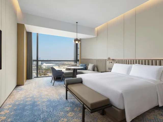 Deluxe, King Bed, Hilton Shaoxing Hotel and Residences 1/3
