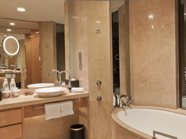 غرفة بزنس بسريرين منفصلين بإطلالة على المدينة مع دخول صالة النادي، Intercontinental Shanghai Expo Hotel 4/5