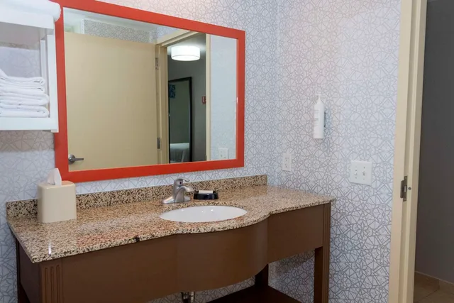 غرفة بريميوم بسرير كينج مع أريكة، Hampton Inn & Suites Riverton 6/7