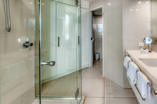 1 Bedroom, Spa, King Bed, Beach Front، On The Beach Noosa 4/6
