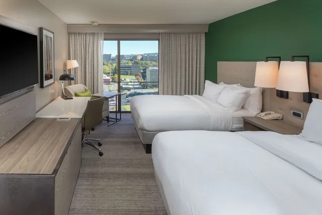 غرفة بسريرين كوين بإطلالة على المسبح بشرفة، Hilton Birmingham Downtown at UAB 5/10
