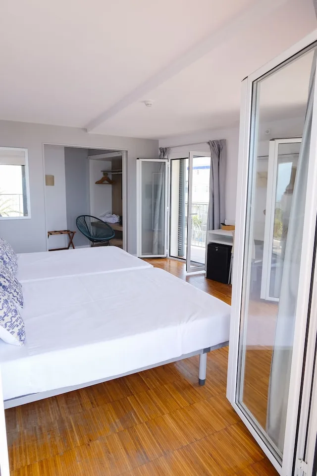 غرفة سوبيريور بسريرين منفصلين بإطلالة على البحر، Subur Hotel Sitges 1/7