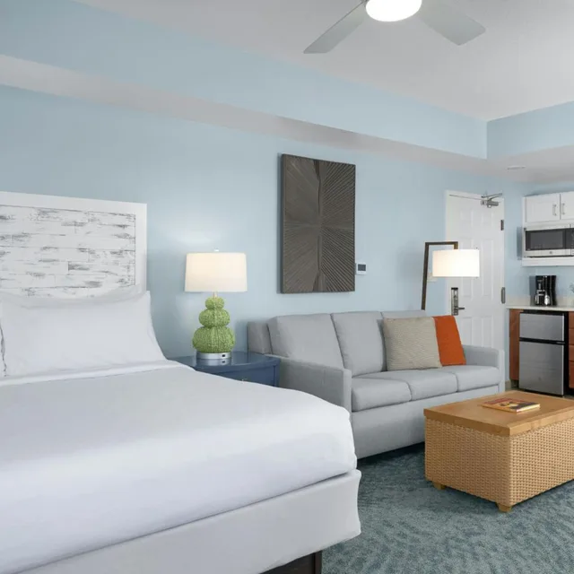 غرفة قياسية بسرير كينج مع أريكة بمطبخ صغير، Marriott Harbour Lake 3/6