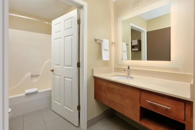 جناح بسرير كينج بغرفة نوم واحدة مع أريكة بمطبخ، Staybridge Suites Corning 4/4