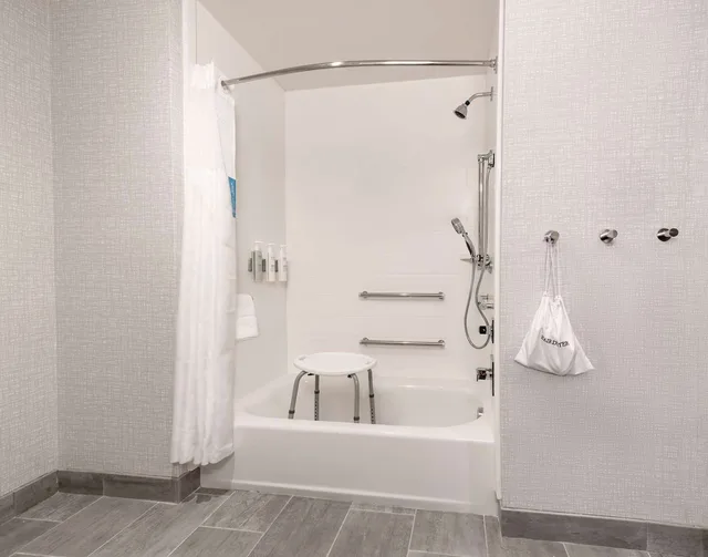 غرفة بسرير كينج بحوض استحمام لذوي الإعاقة، Hampton Inn Needles 3/3