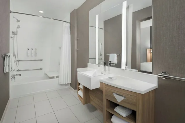 جناح بسرير كينج مع سرير سحّاب إضافي لذوي الإعاقة، SpringHill Suites by Marriott Athens Downtown/University Area 3/5