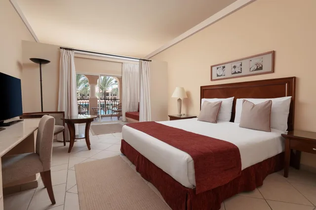 غرفة عائلية بسرير مزدوج أو سريرين منفصلين بإطلالة على البحر، Jaz Almaza Beach Resort, Almaza Bay 1/2