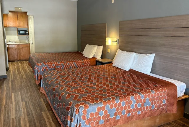 غرفة بسريرين كينج للمدخنين بمطبخ صغير، Regency Inn & Suites By Capital O Houston IAH Airport 1/10