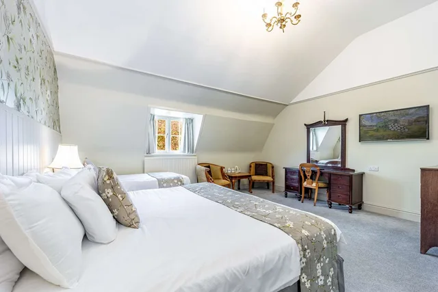 غرفة عائلية بسرير مزدوج وسرير فردي، Leigh Park Country House Hotel Vineyard, BWSC 1/3