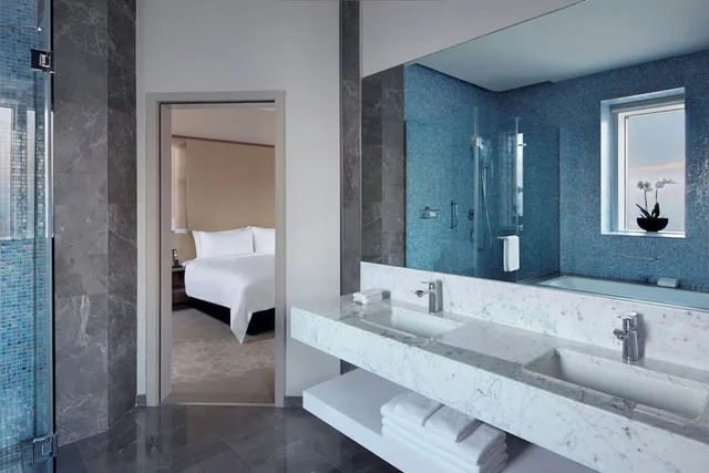 جناح تنفيذي ركني بسرير كينج مع أريكة مع دخول الصالة، Istanbul Marriott Hotel Sisli 4/6