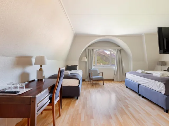 غرفة ثلاثية بسرير كينج وسرير فردي، Tyssedal Hotel 1/1