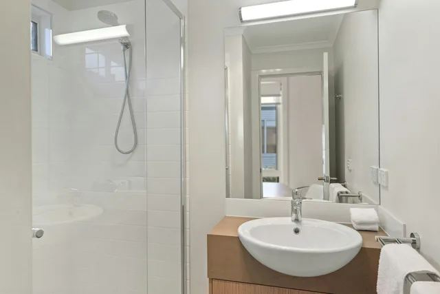 2 Bedrooms, Deluxe, Cabin, Water Park View، DISCOVERY PARKS - ECHUCA 3/4