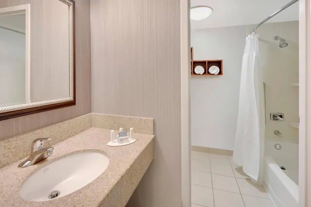 جناح بسريرين مزدوجين بإطلالة على الفناء بغرفة نوم واحدة مع أريكة، Courtyard by Marriott Southfield 3/3