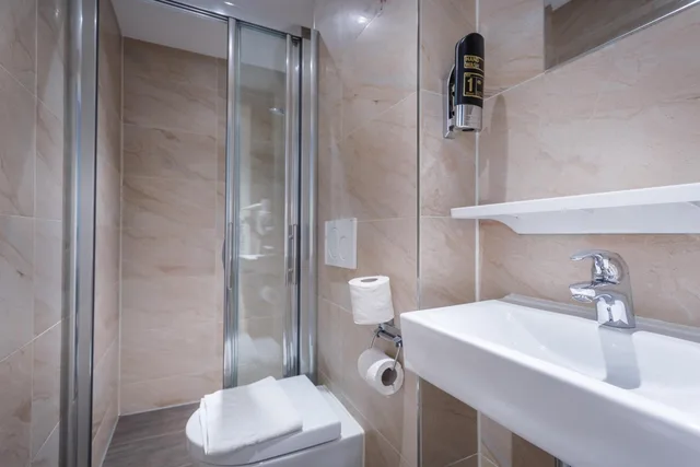 غرفة بسريرين منفصلين بحمام خاص، Hotel Old Nickel 6/7