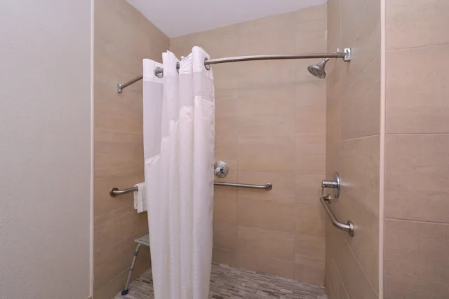 جناح بسريرين كوين بحوض استحمام لذوي الإعاقة، Holiday Inn Express and Suites Austin NW Lakeline, an IHG Hotel 2/2