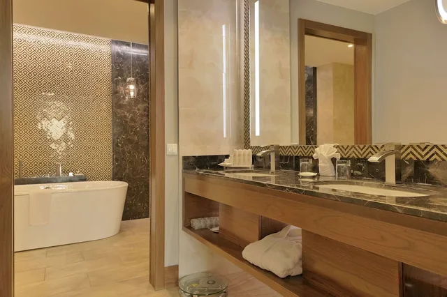 جناح ملكي بانورامي بسرير كينج بإطلالة على الجبل، Radisson Blu Hotel Yerevan 4/4